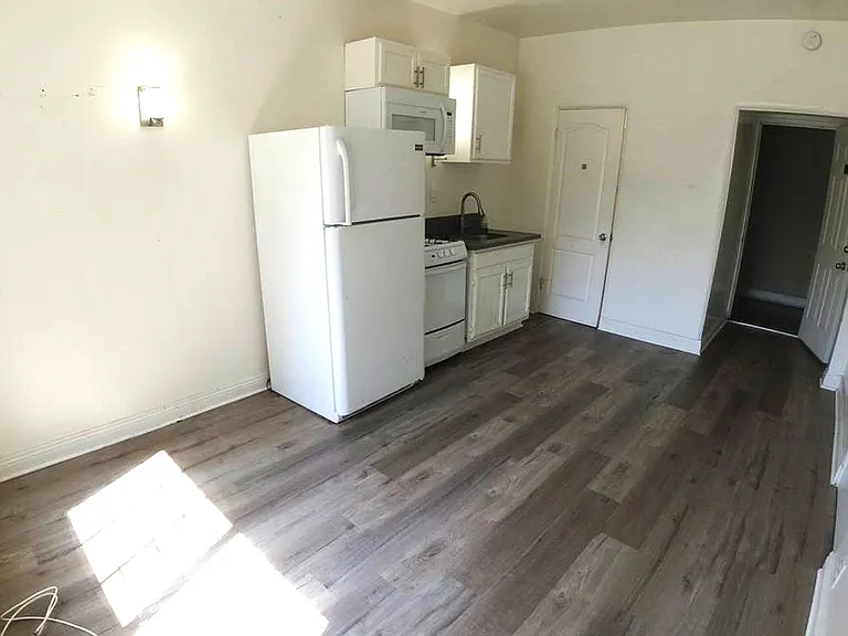 654 S Dunsmuir Ave — Photo 3