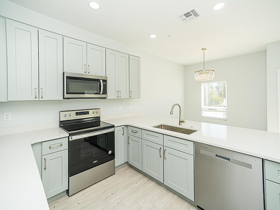 1st image of 284 N Oak Ave