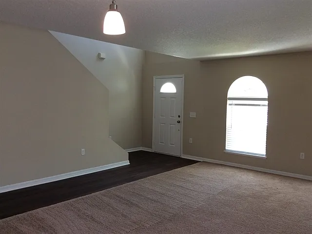 401 Blake Ave — Photo 3