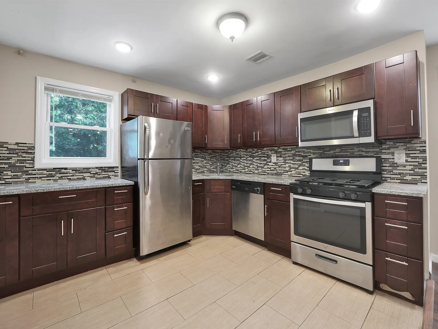 4 bed, 2.0 bath, 1600 sqft, $3,600 — Photo 4