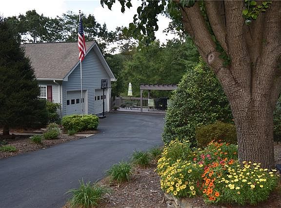 3rd image of 3084 Mountain Laurel Dr