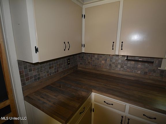 5th image of 2111 Country Club Dr