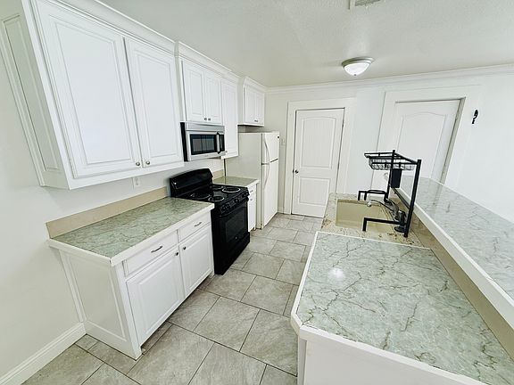 5th image of 814 W College St