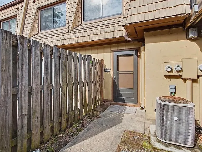 1511 Monterry Pl — Photo 2
