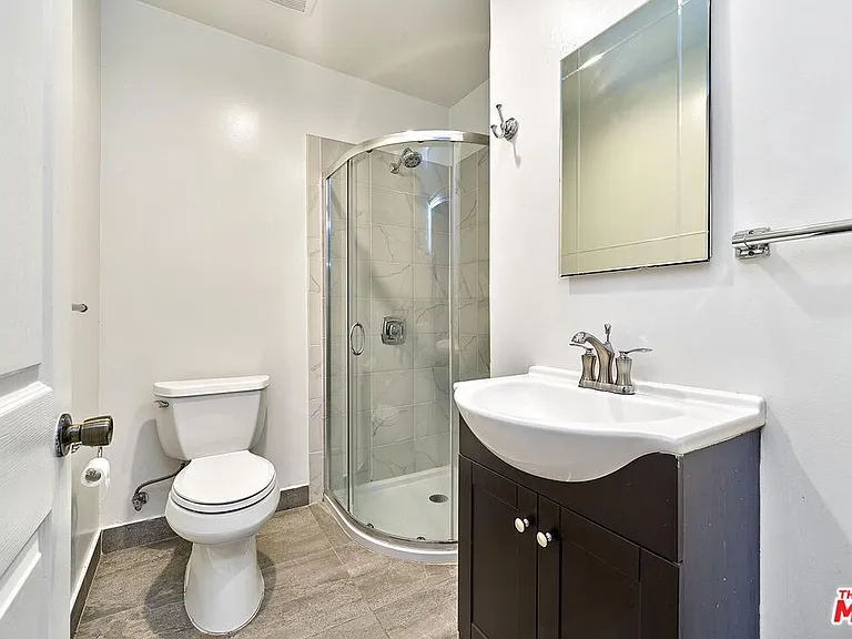 1120 S Plymouth Blvd — Photo 21