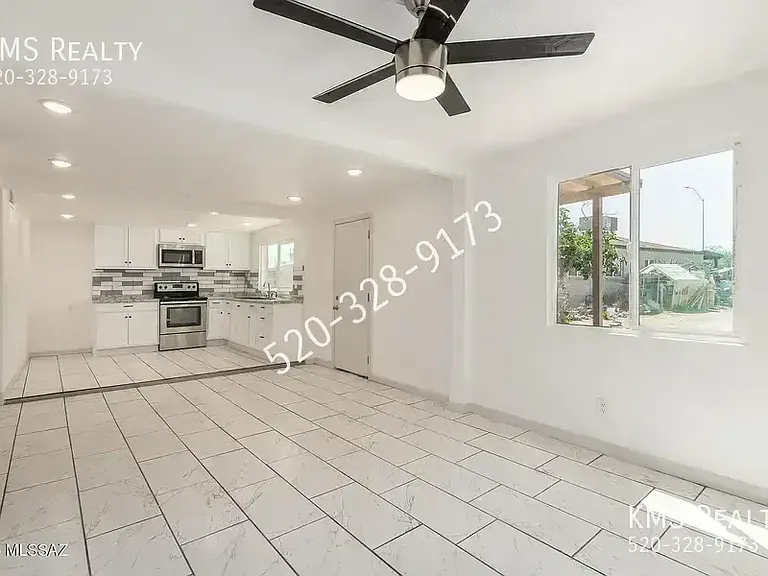 2429 E Cameron Vis — Photo 5