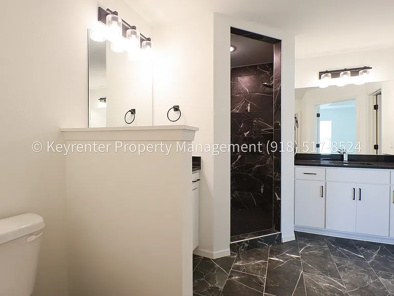 2908 S Redwood Ave — Photo 43