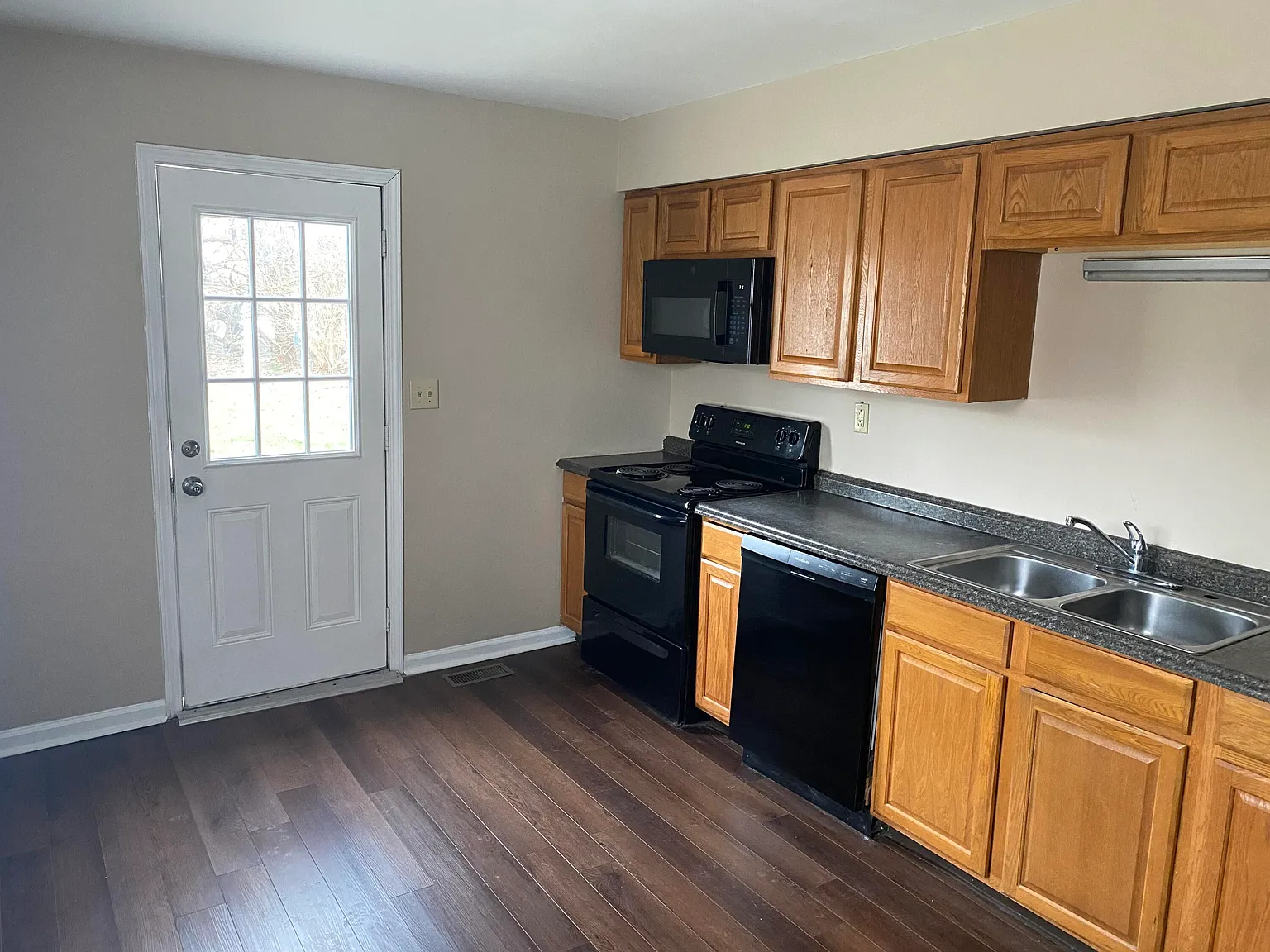 3 bed, 1.0 bath, 1010 sqft, $1,675 — Photo 4