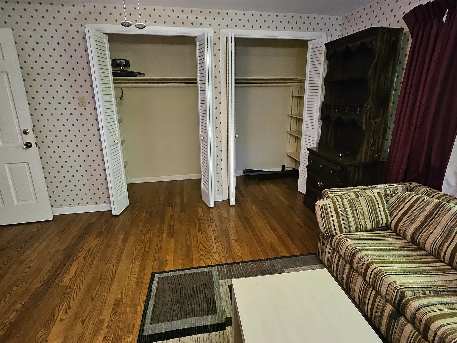 4 bed, 2.5 bath, 4164 sqft, $900 — Photo 2