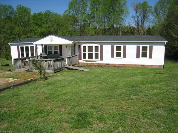 1080 Knobview Ln, Pilot Mountain, NC 27041