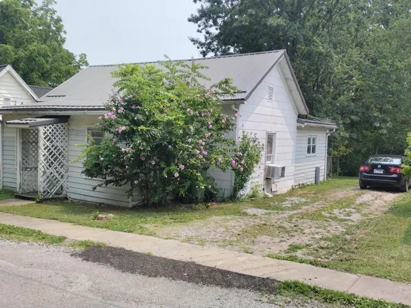 110 Clemens St, Cobden, IL 62920