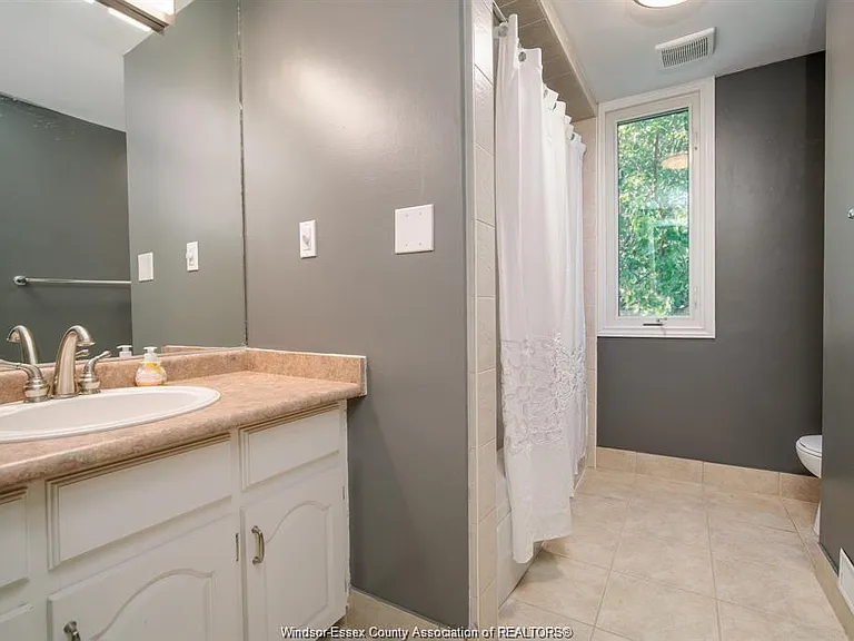 3925 Riverside Dr E — Photo 6