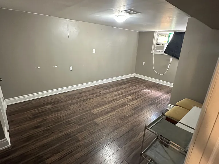 186 Maurice Dr #BASEMENT — Photo 2