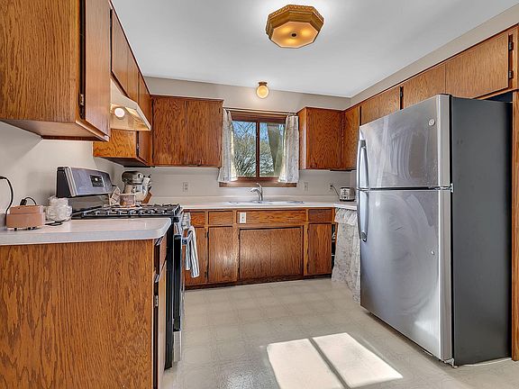 3rd image of 231 Crocus Ln
