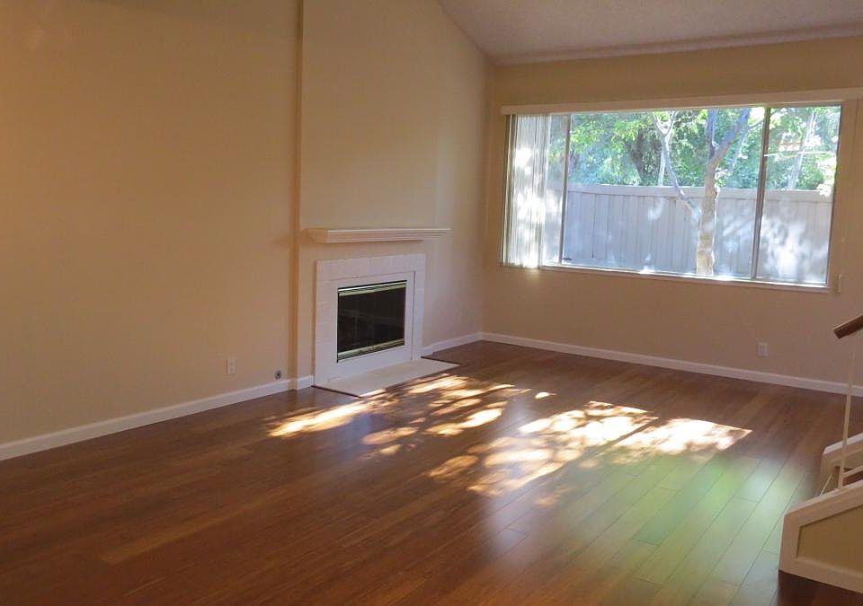 Living room (looking from entrance)