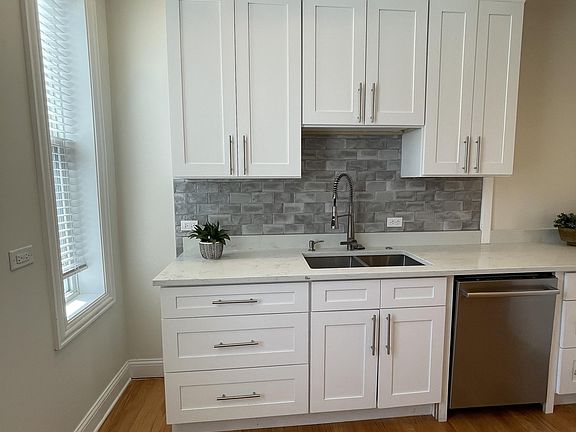 2nd image of 846 N Hermitage Ave #2M