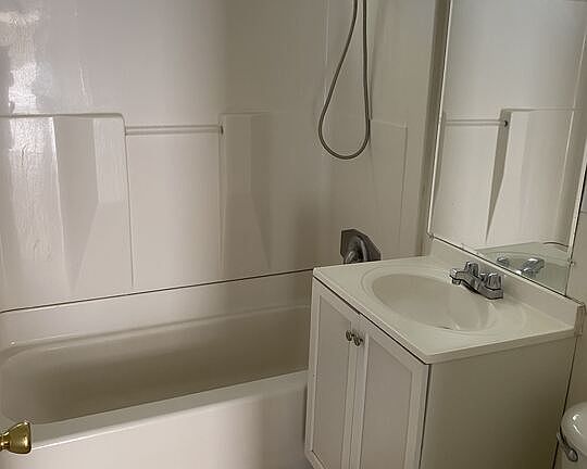 4th image of 512 Ocean Park Blvd APT 2