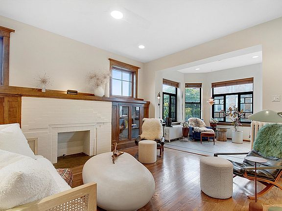 3rd image of 5125 N Winthrop Ave APT 3F