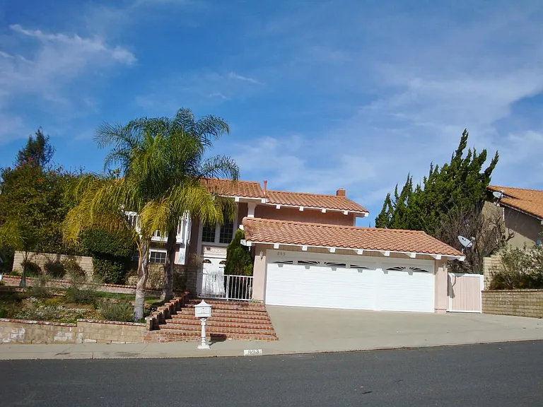 893 Lindawood St — Photo 2