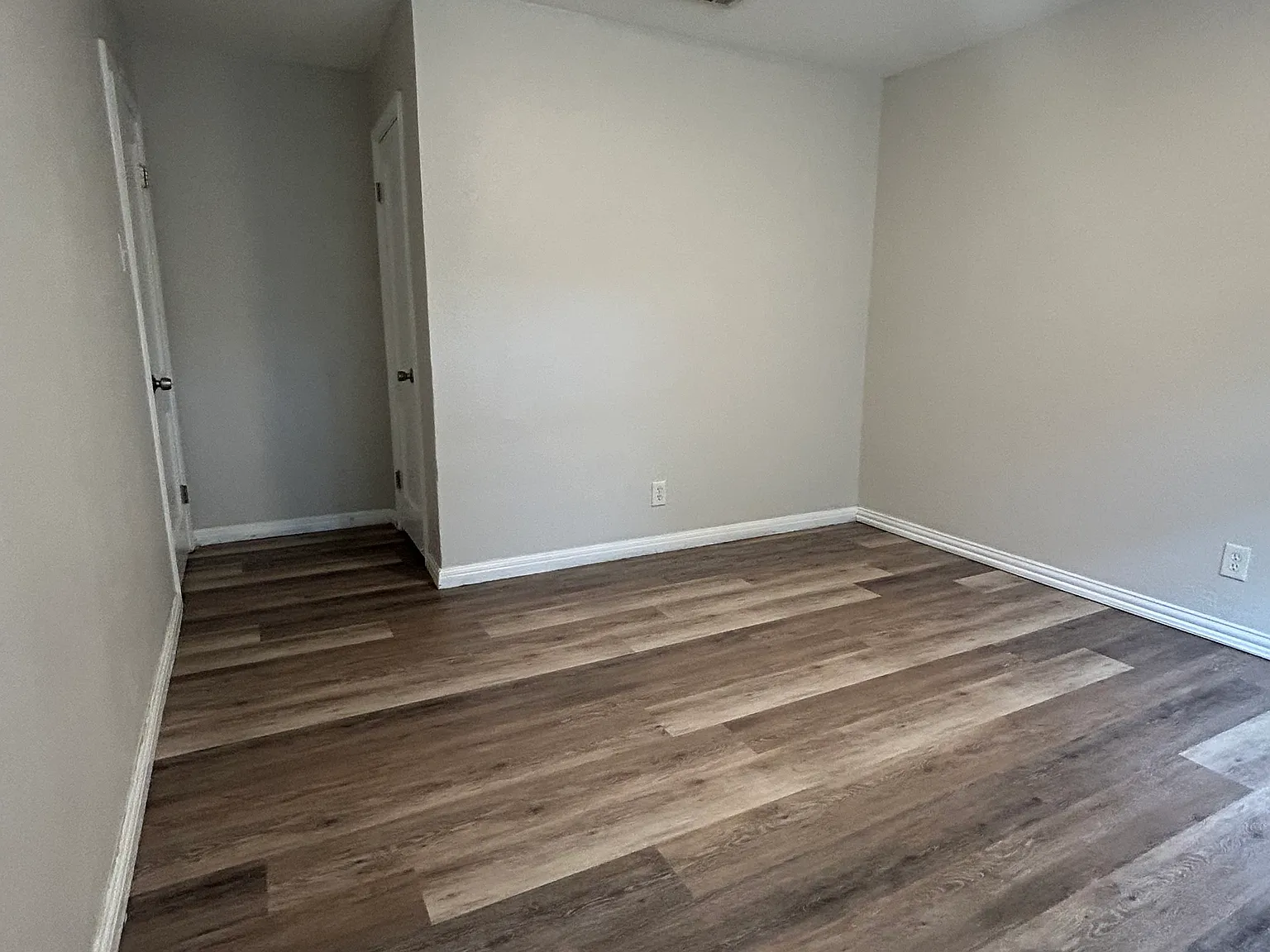 3 bed, 1000 sqft, $1,100 — Photo 2