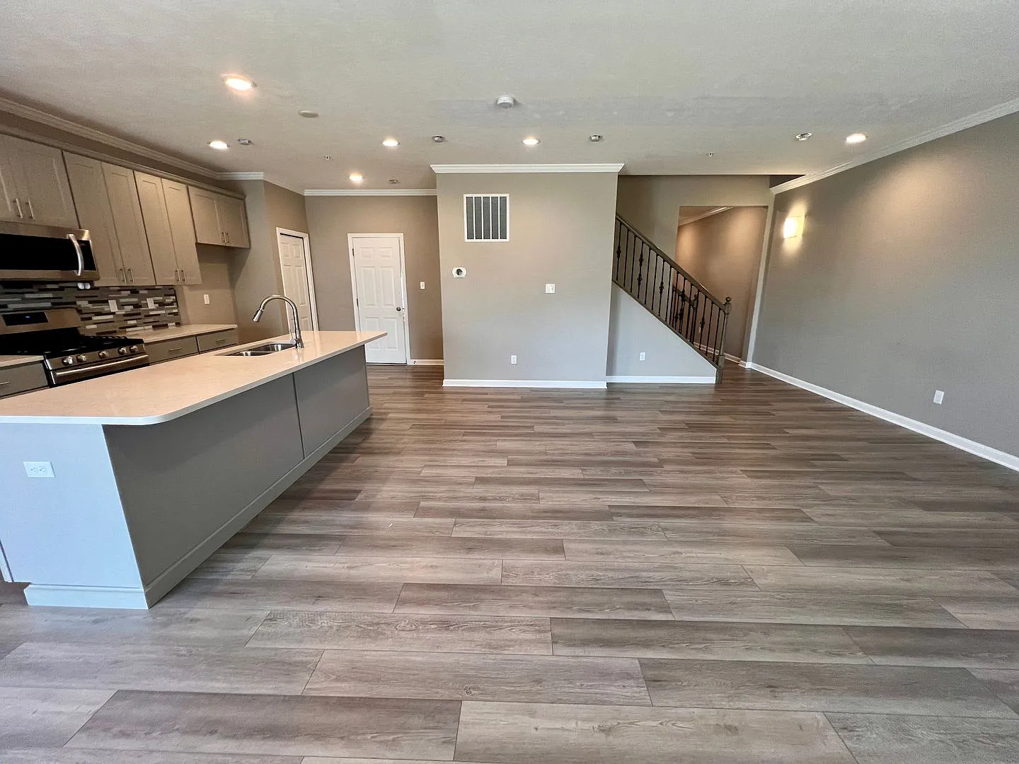 Imperial - 3 Bedroom 2.5 Bathroom - Large Townhome for Rent — Photo 4