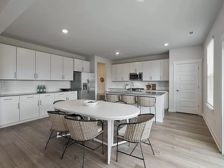 1030 Ewell Farm Cir — Photo 8