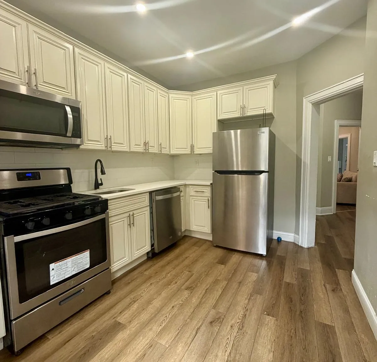 3 bed, 1.0 bath, 1500 sqft, $3,400 — Photo 3