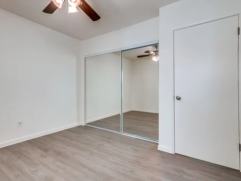 333 W Queen St — Photo 13