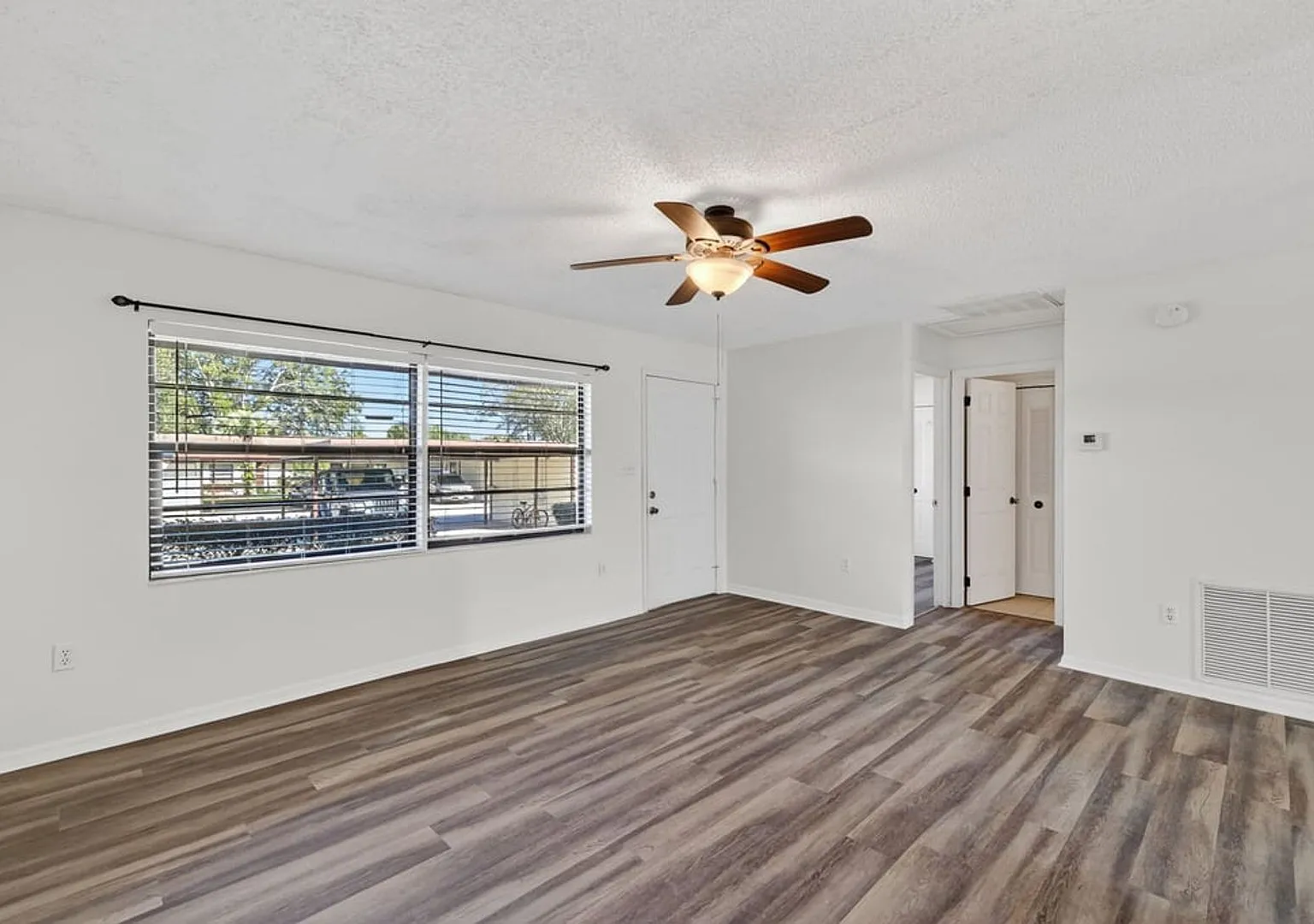 Charming 55+ 2-Bedroom Condo with Community Pool in Tavares — Photo 4