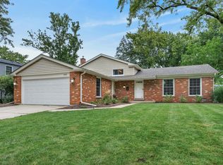352 Berry Dr, Naperville, IL 60540