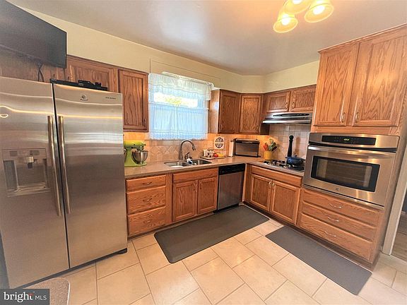 5th image of 215 Hendrickson Ave