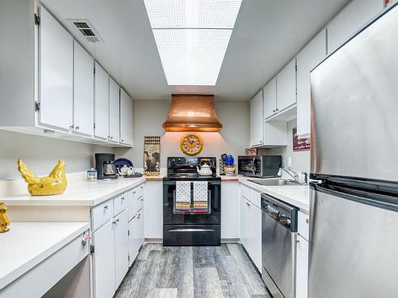 5th image of 2484 Village Dr SE