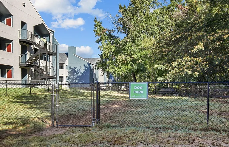 Hollytree Apartments — Photo 31
