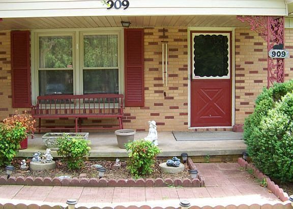 4th image of 909 Lake Dr