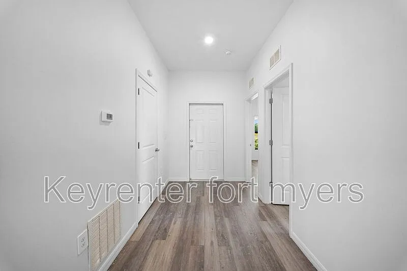 3 bed, 2.0 bath, 1240 sqft, $1,650 — Photo 3