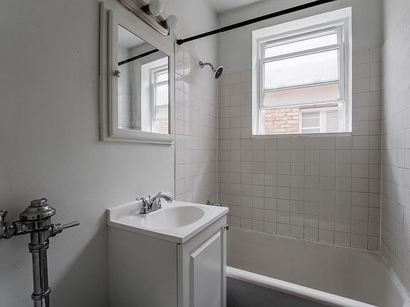 5th image of 4121 N Kenmore Ave #305