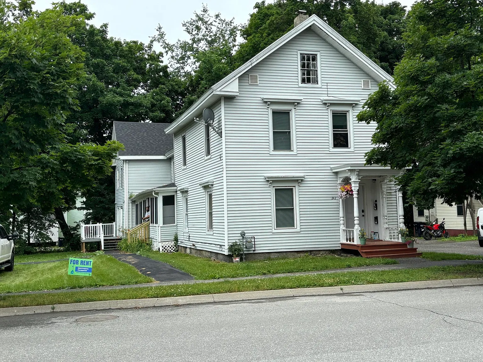 3 bed, 1000 sqft, $1,800 — Photo 2