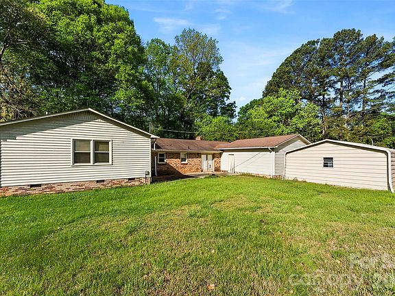 3rd image of 823 Carson Rd