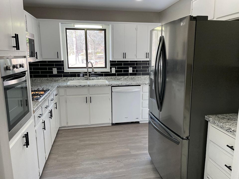 2nd image of 522 Laura Ln NW