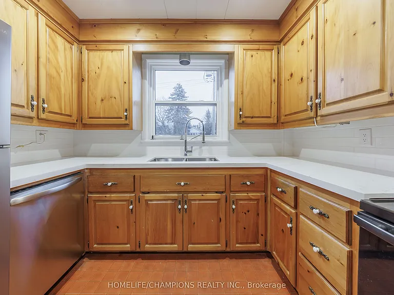 44 Marydon Cres — Photo 9