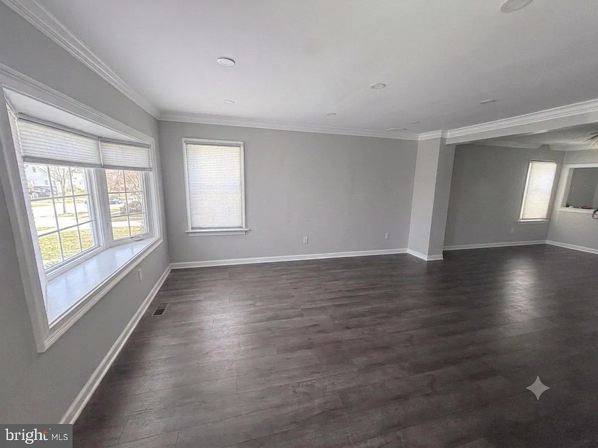 3 bed, 2.0 bath, 2524 sqft, $3,000 — Photo 4