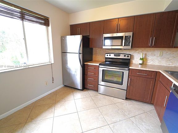3rd image of 725 NW 92nd Ave #725