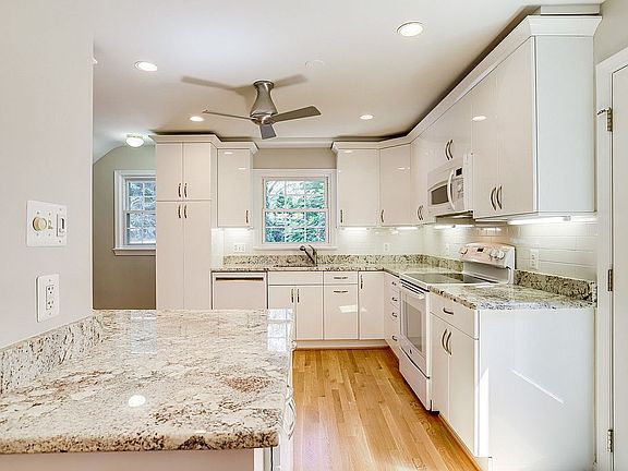 3rd image of 3930 Vacation Ln