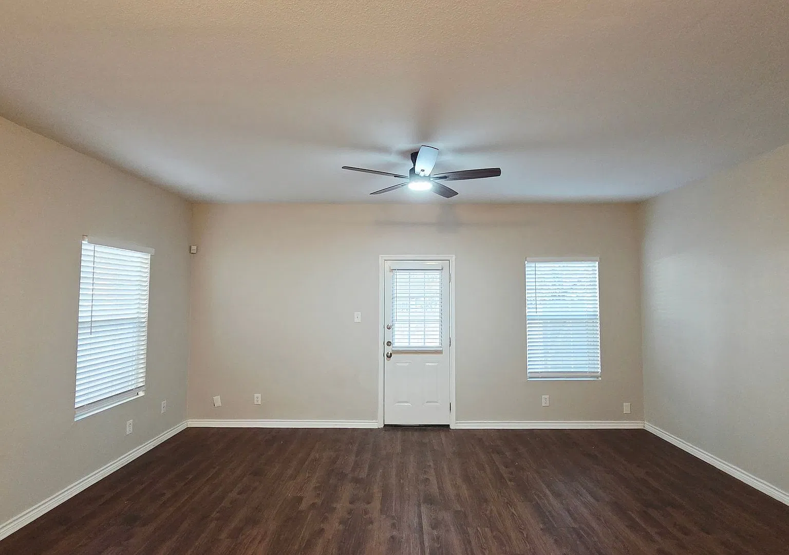 3 bedroom Townhome*1 Car Garage* Private Fenced Backyard* Washer & Dryer Included — Photo 4