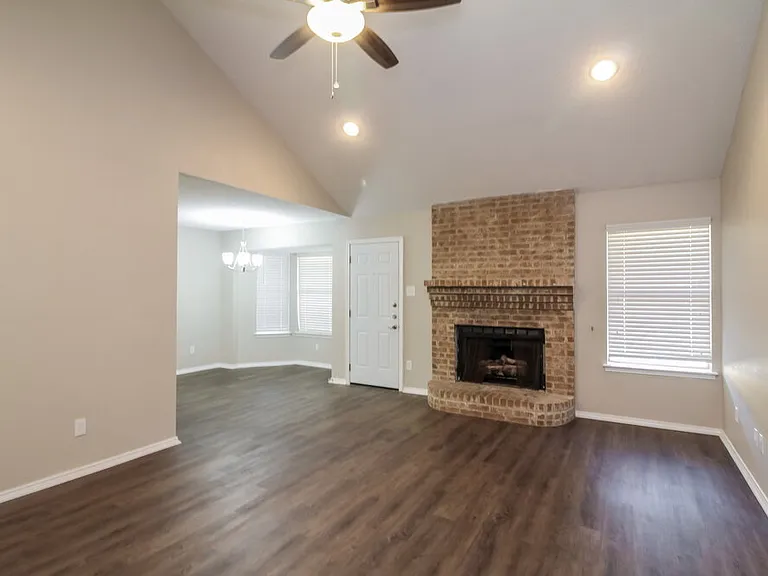 900 Vicksburg Ln — Photo 2