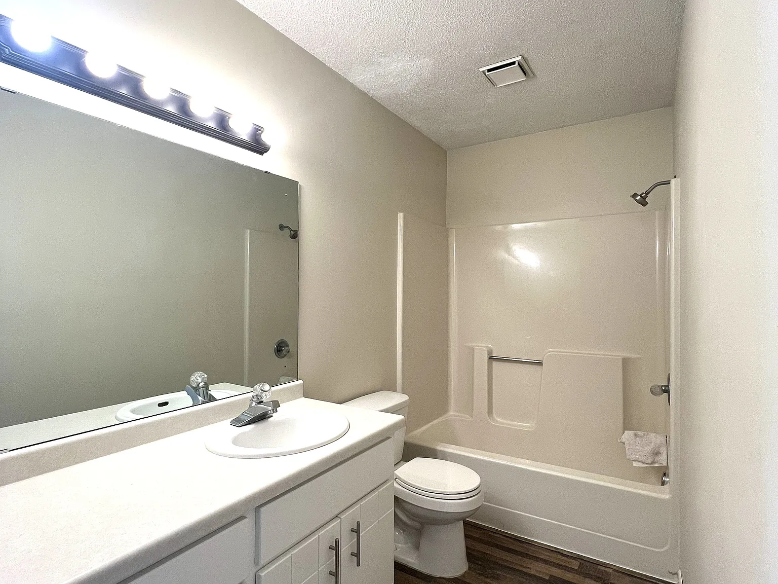 2 bed, $1,400 — Photo 4