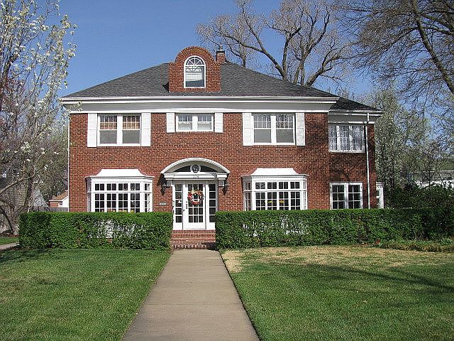 1st image of 104 W 21st Ave