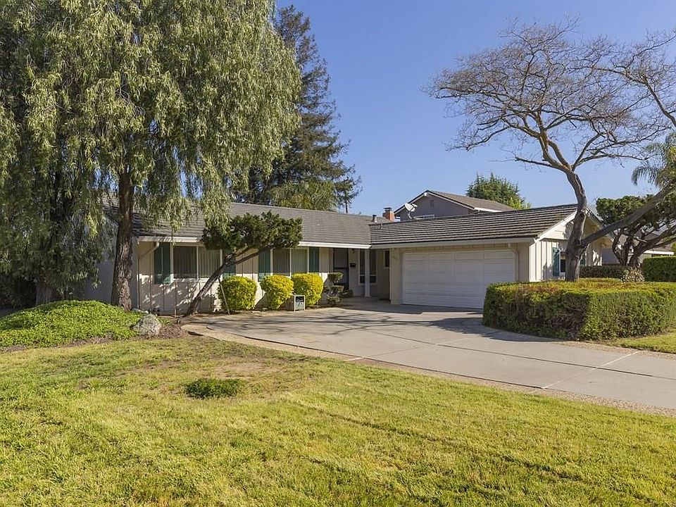 2nd image of 2801 Evergreen Way