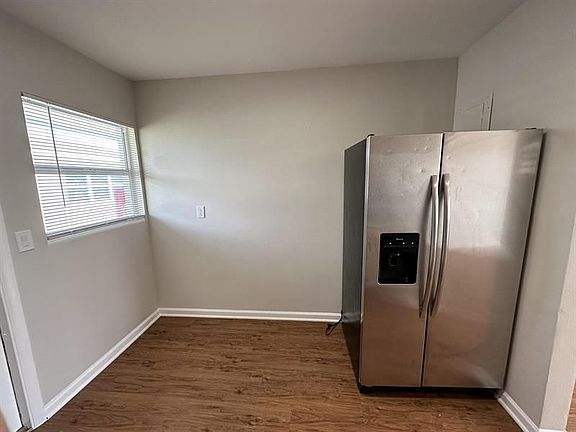 4th image of 827 3rd St Unit B