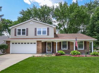10 Papago Ct, Naperville, IL 60563